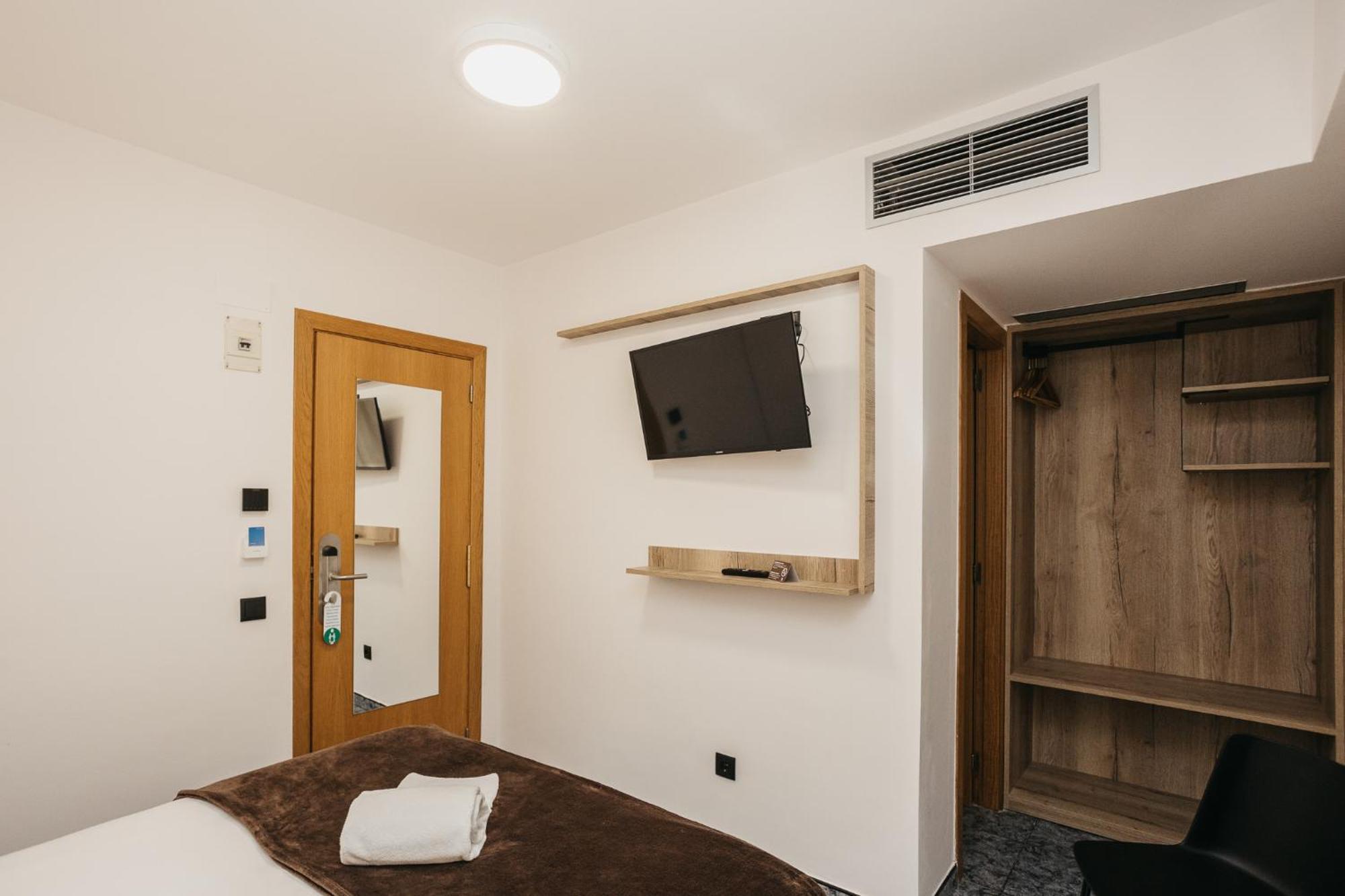 La Trobada Hotel Sport Ripoll Exterior photo